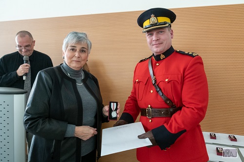 Adele Bonetti receiving the Platinum Jubilee Medal from RCMP Superintendent Lee Brachmann photo by Maj Photography