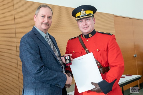 Phil Linfield receiving the Platinum Jubilee Medal from RCMP Superintendent Lee Brachmann photo by Maj Photography